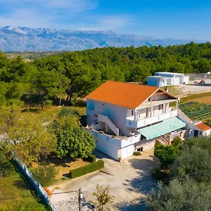 apartments-luca.hotelinzadar.com/